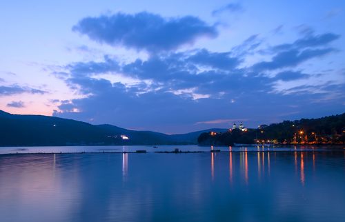 Вечерние фонтаны на озере Абрау.