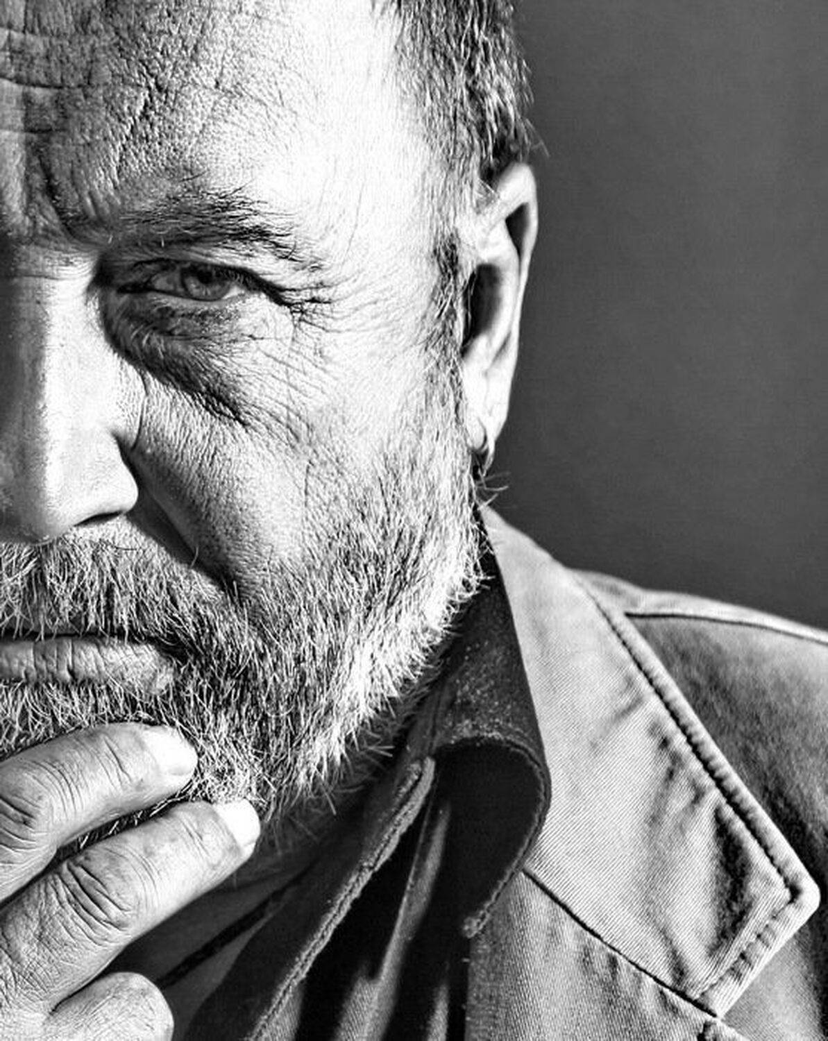 музыкант, мужчина, хэмингуэй, лицо, крупный план, рука, глаза, половина, морщины, брутальный, Дарья Комарова