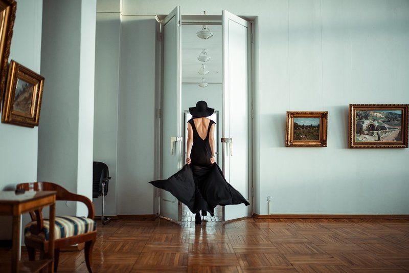 девушка, интерьер, платье, шляпа, спина, фигура, портрет Порыв фото превью
