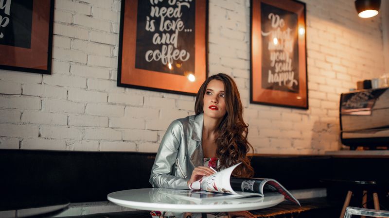 девушка, портрет, взгляд, кафе ,интерьер, свет GRP  фото превью