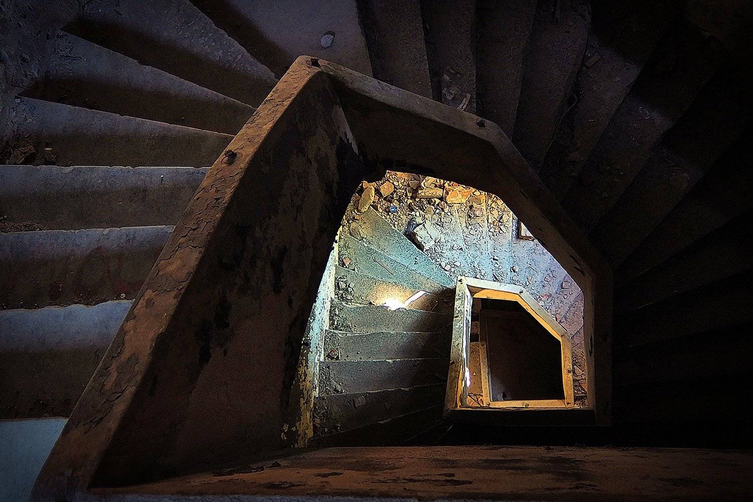 #deep.spb, #deepspb, #санктпетербург, #петербург, #спб, #питер, #saintpetersburg, #petersburg, #spb, #piter, #город, #city, #street, #streetphoto, #streetphotography, #cityscape, #urbex, #urbexphoto, #urbanexploration, #abandon, #steps, #кирпичи, #ступени, deep.spb