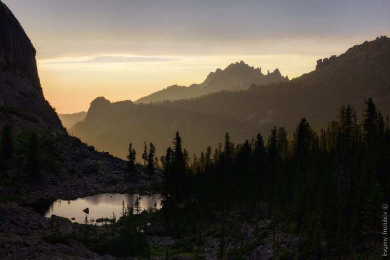 ергаки, природа, пейзаж, саяны, облака, горы, скалы, лето, сибирь, вечер, закат, небо, каменный замок, таежный глаз, красноярск, западные саяны Таежный глаз фото превью