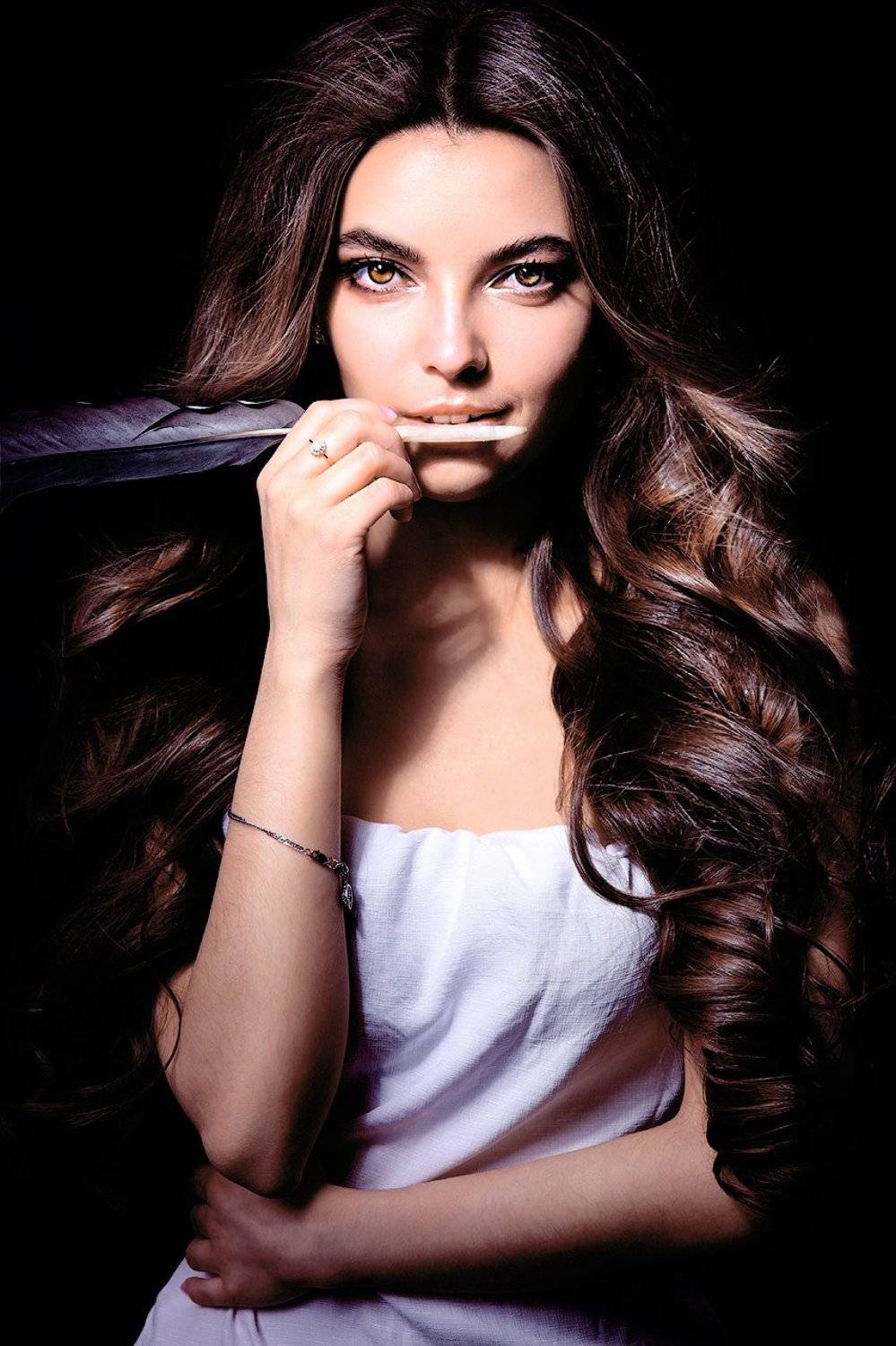 девушка, красивая, перо, ворон, черный, глаза, взгляд, губы, волосы, прическа, модель, Дарья Комарова