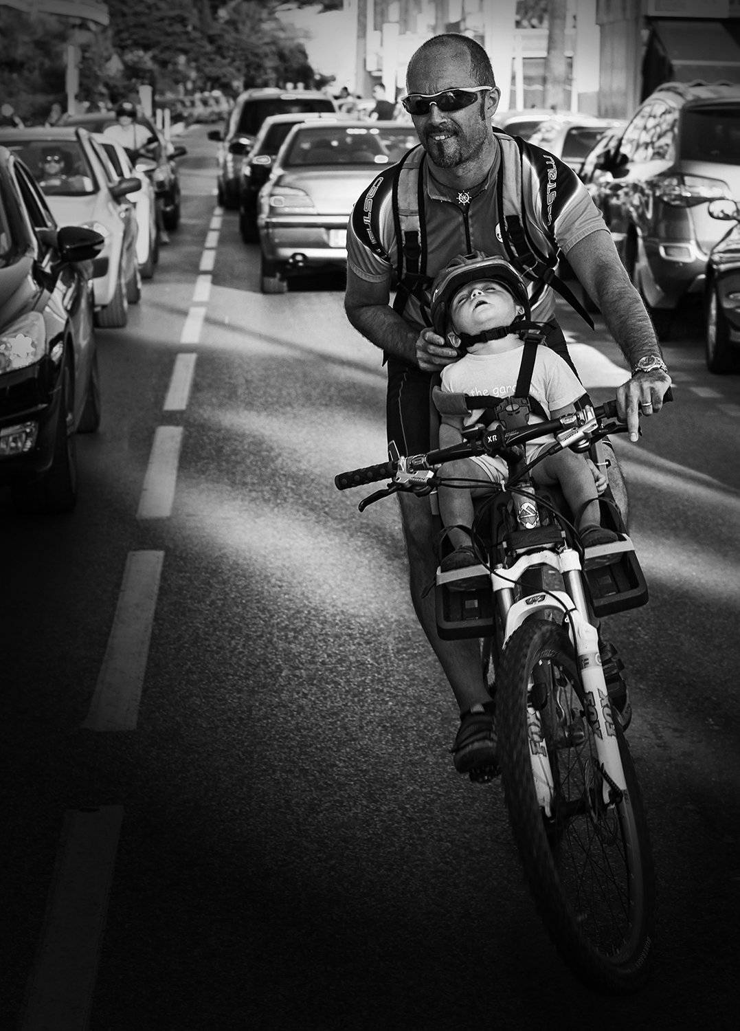 папаша, очки, велосипед, люлька, ребёнок, каска, дорога, спит, спящий ребёнок, машины, лазурный берег, ALLA SOKOLOVA