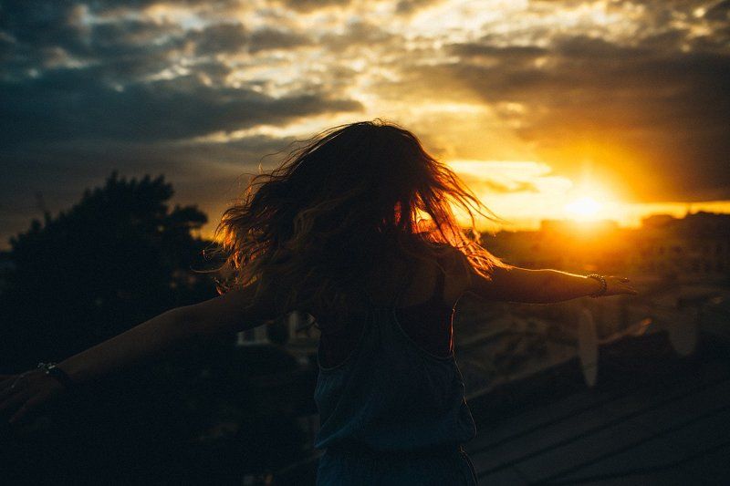 город, улица, закат, москва, человек, девушка, лонгборд Прогулка по городу фото превью