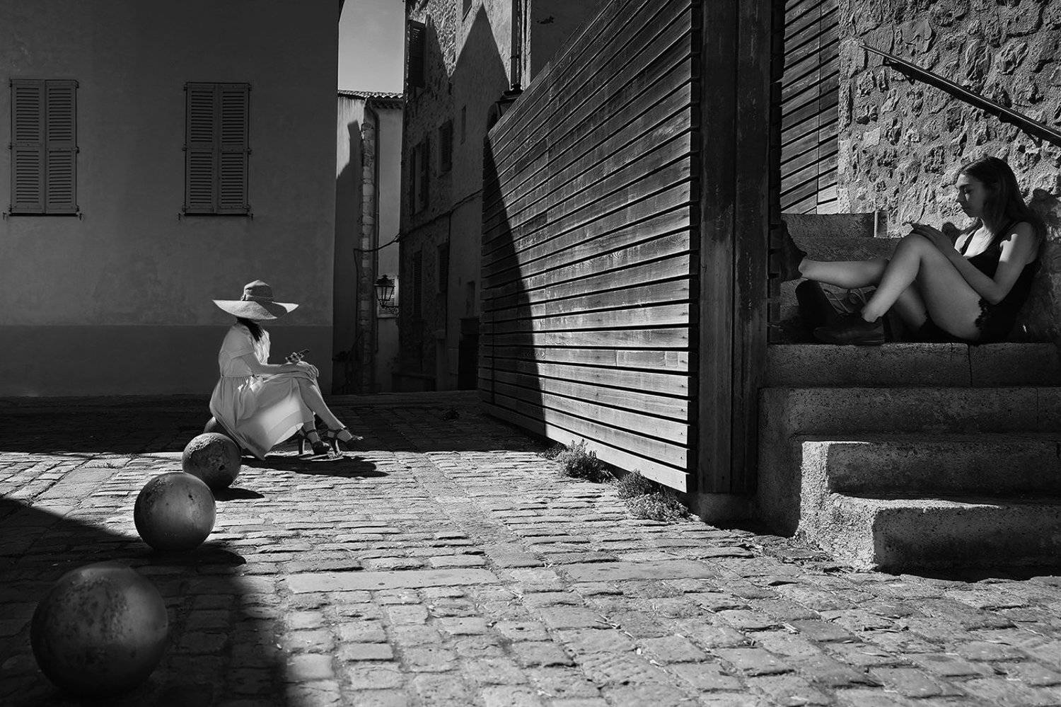 противоположности, тень, девушки, шляпа, мобильник, связь, параллельные, лестница, шар, брусчатка, старый город, франция, ALLA SOKOLOVA