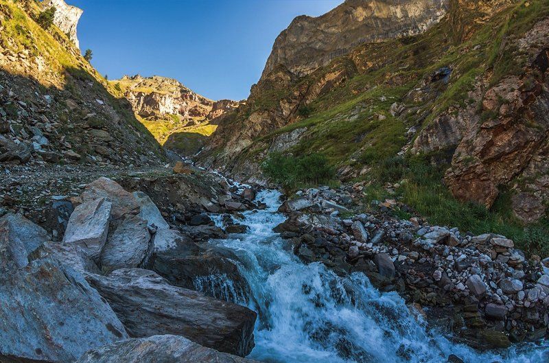 Ручей в горах фото превью