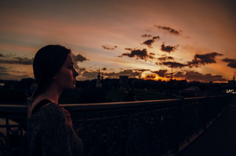 портрет, девушка, закат, небо Закат фото превью