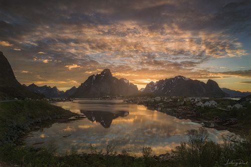 Midnight sun in Reine