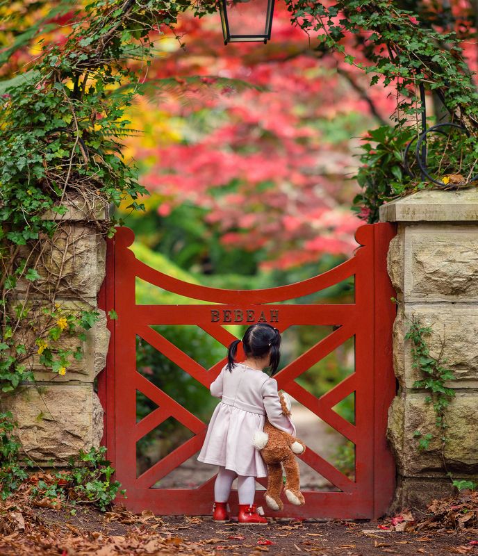 kidsfoto, girl, childhood, red, leaf, autumn, fall, gate, colour, natural light the little red gate фото превью