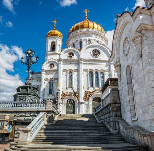 На ступенях храма