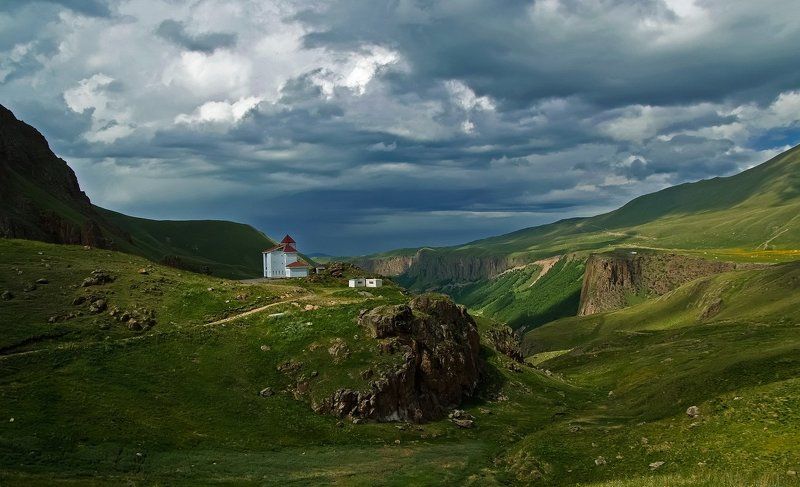 кавказ, приэльбрусье, горы Дом на краю фото превью