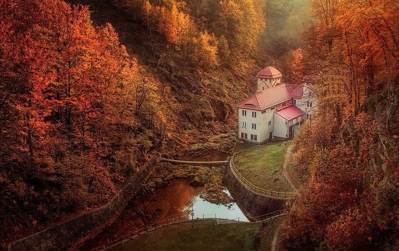 House in the mists valley... фото превью