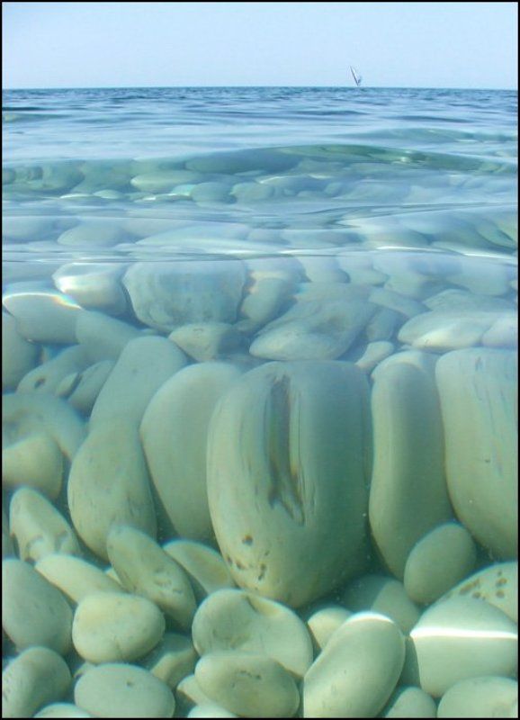 море, вода, преломления Прозрачное чёрное море фото превью