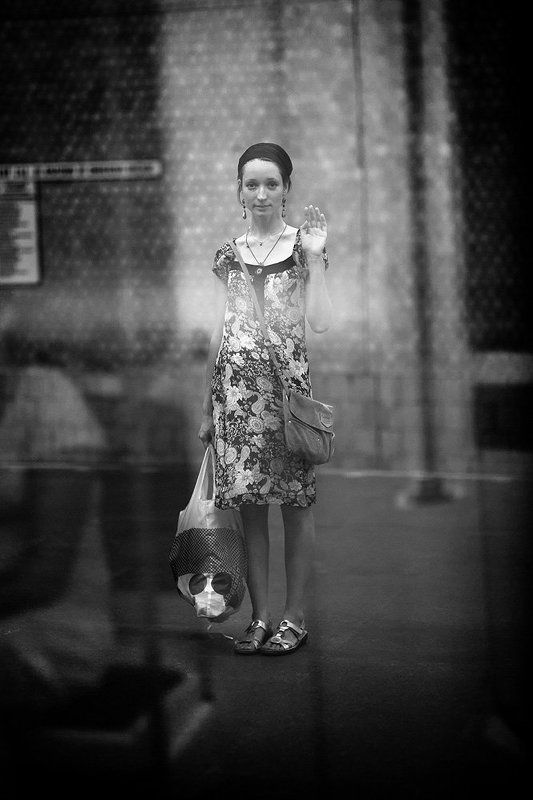 Мимолетное отражение в окне проходящего поезда фото превью