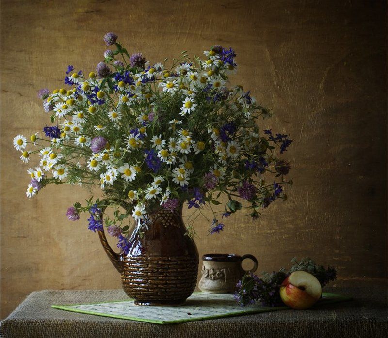 funtry, букет, ваза, васильки, клевер, композиция, кувшин, натюрморт, полевые цветы, ромашка, цветы, чашка, яблоко Кашки-ромашки фото превью
