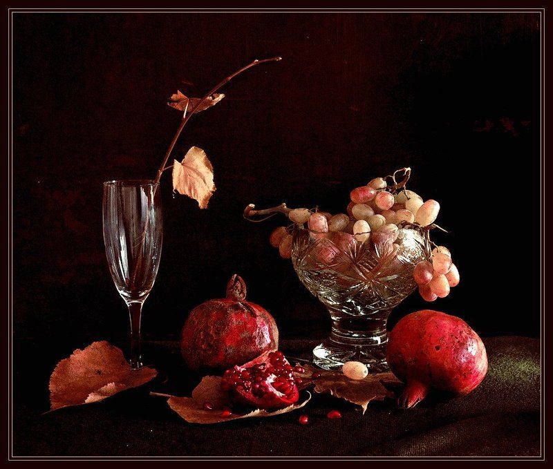 Осенний натюрморт с гранатами фото превью