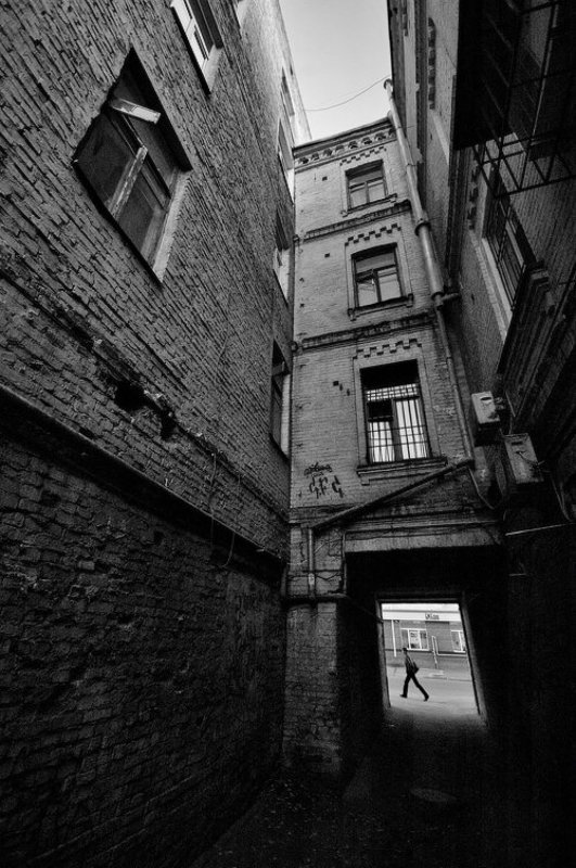 город, двор, улица, люди, чб, дом, киев // фото превью