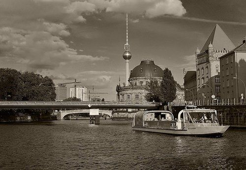 Вид на остров музеев с реки Шпрее