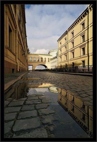 Простая цветная зарисовка с Зимней канавки с видом на Эрмитажный театр и отражением