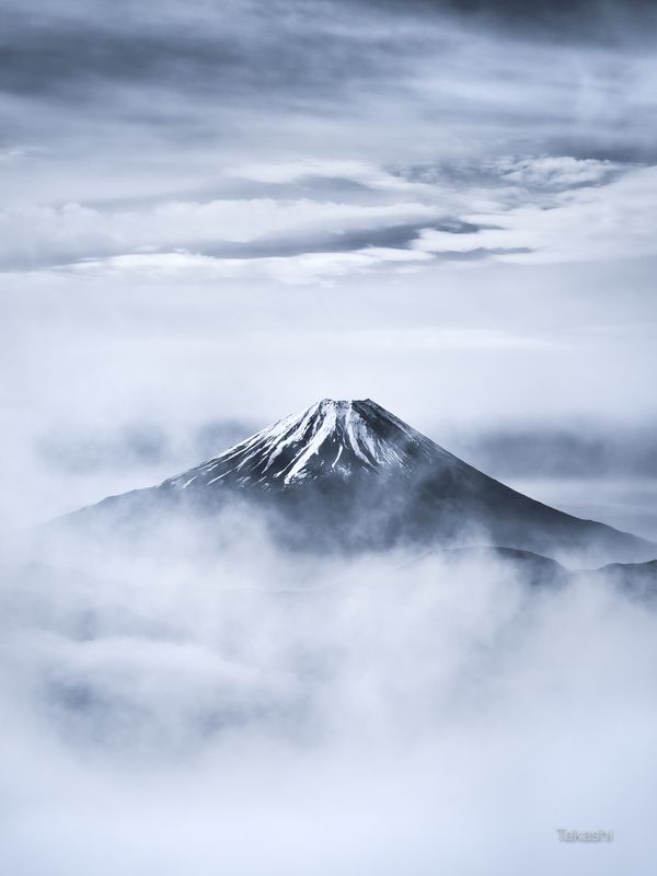 Fuji in clouds фото превью