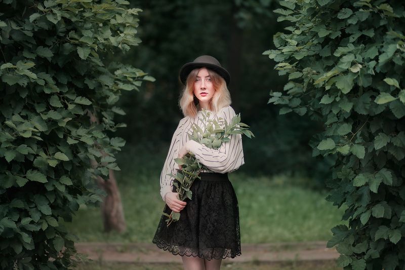 портрет модель девушка зелень куст цветок шляпа красота Маша фото превью