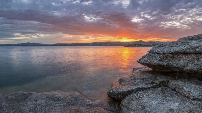 The sunset on lake фото превью