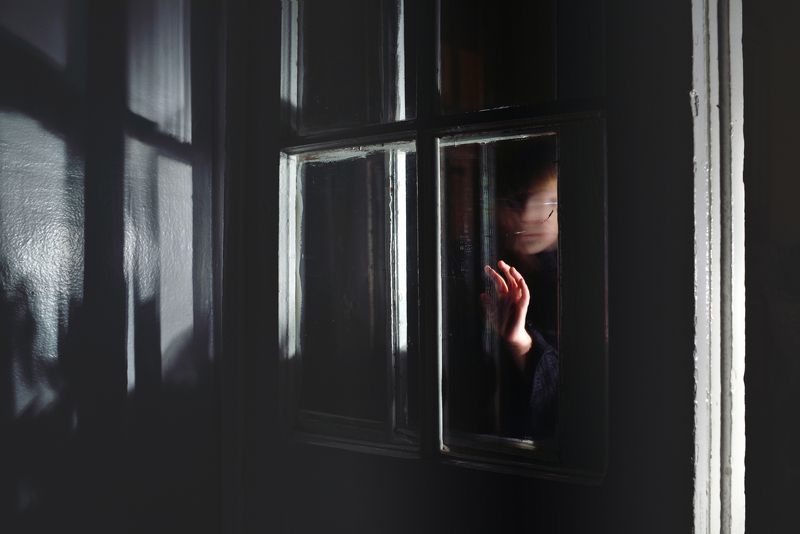 portrait; person; human; child; kid; children; childhood; hand; window; darkness; dark; indoors; light; mood; secret; fineart Darkness Touch фото превью
