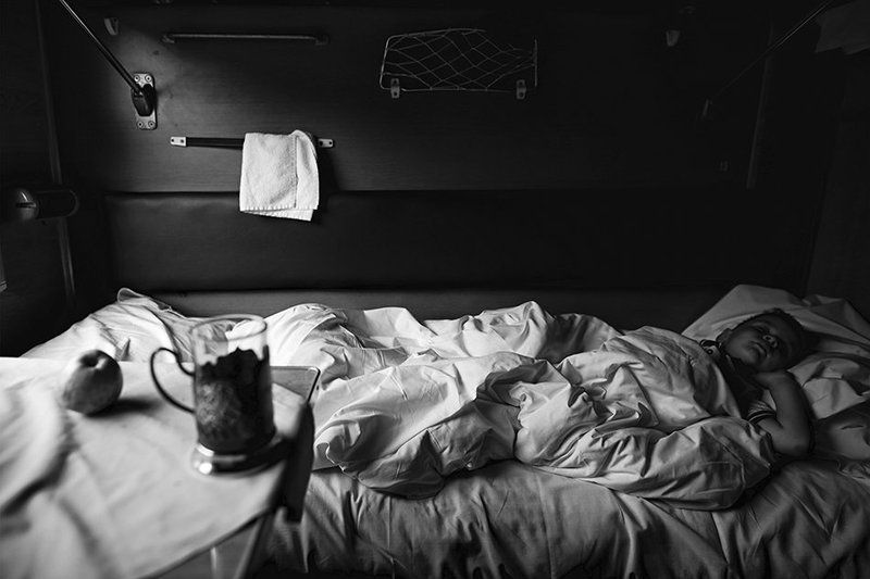 поезд, черно-белая, детская фотография В поезде фото превью