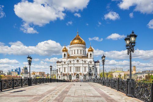 Белый храм под синим небом