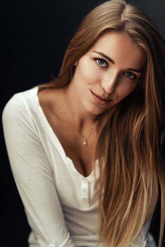 portrait girl people beautiful studio fashion woman adult cute person pretty model face hair sexy young brunette blonde sensual casual daylight attractive Vanes фото превью
