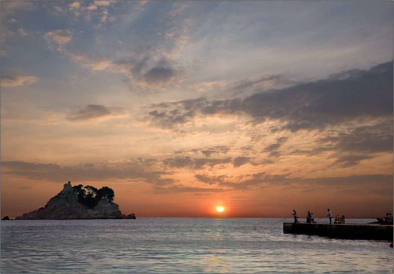 море, закат, рыбалка, остров, пирс Вечер на пирсе фото превью