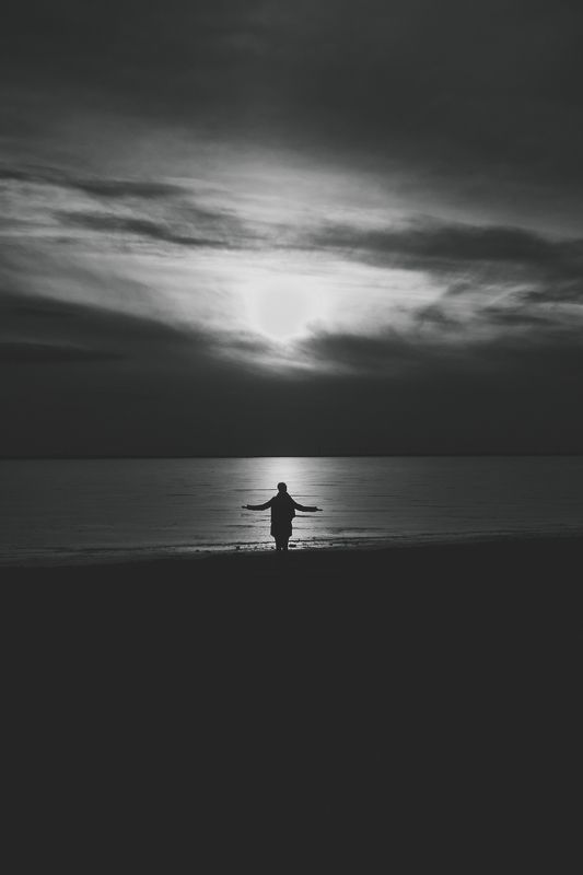 закат храм человек латвия  уходящее фото превью