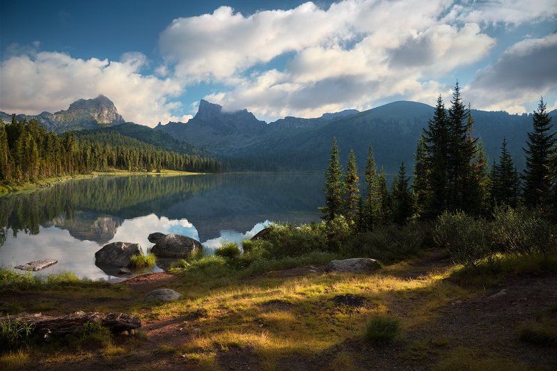 природа, пейзаж, горы, Ергаки, Саяны, скалы, утро, большой, красивая, озеро, камни, берег, лес, холодный Утро на озере Светлое фото превью