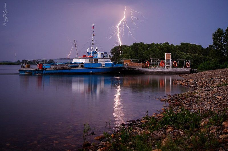 река, томь, вода, берег, камни, галька, гроза, тучи, молния, ветер, дождь, погода, непогода, лес, тайга, буксир, катер, судно, паром, И о погоде... фото превью