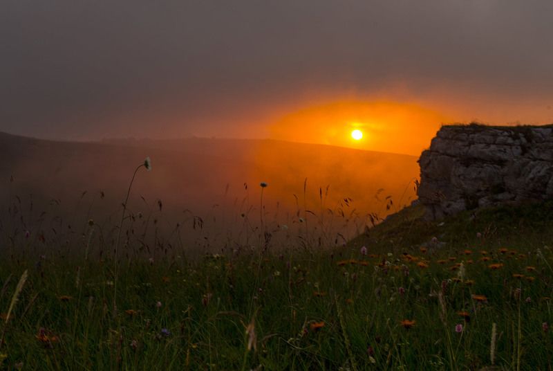 Закат в горах фото превью