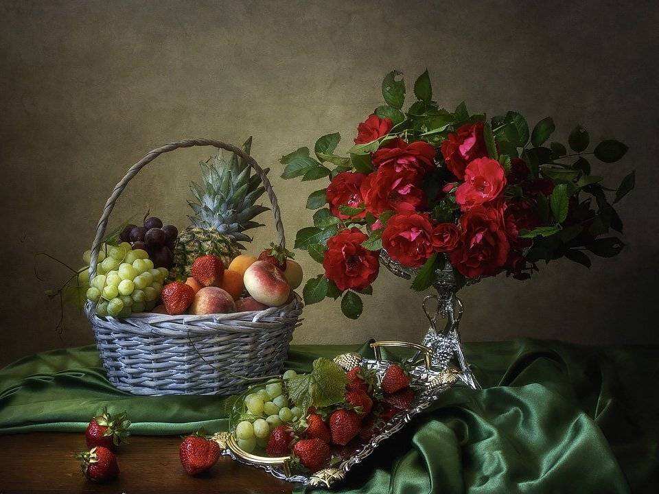 натюрморт, лето, фрукты,цветы, садовые розы, букет, ваза, корзина, виноград, клубника, Ирина Приходько