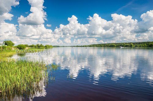 Облака в небе и на воде