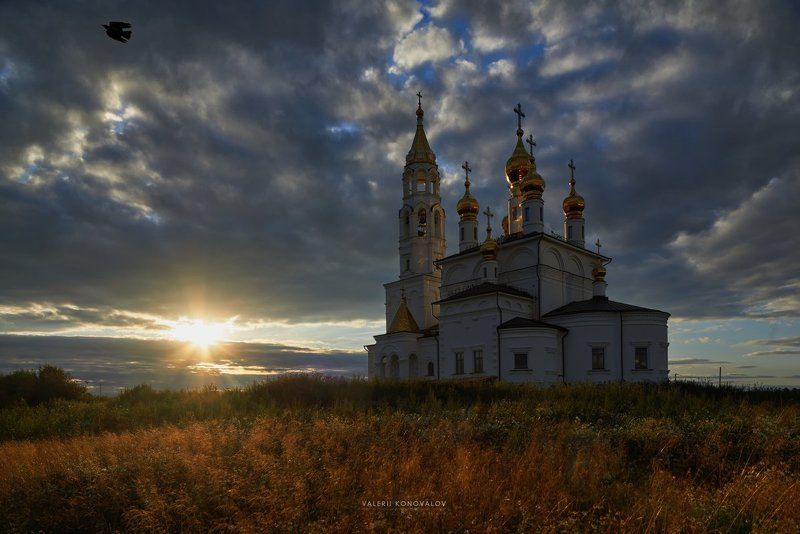 Храм на закате. фото превью
