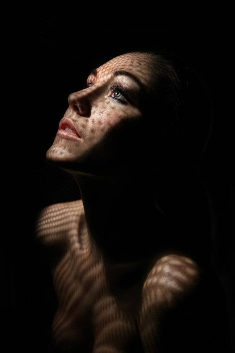 свет, тень, рисунок, раскаяние, портрет, девушка, красивая, молодая, глаза, голубые, студия, Дарья Комарова