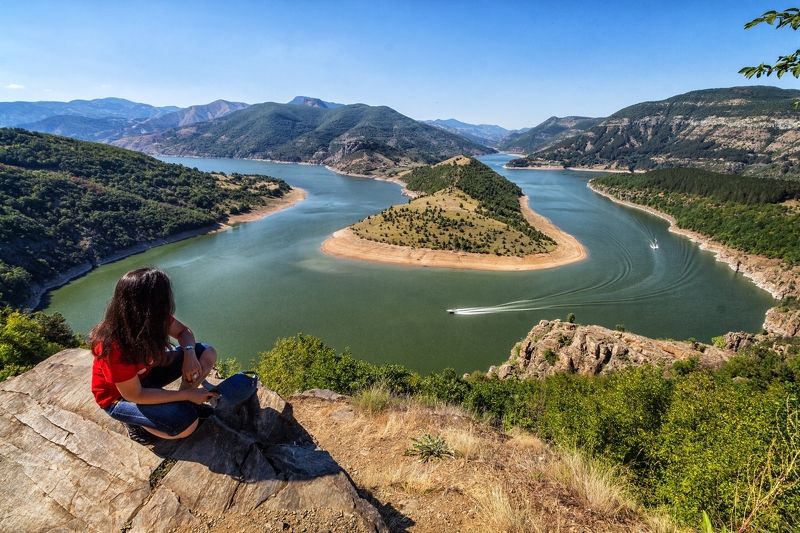 The photographer and the meander фото превью