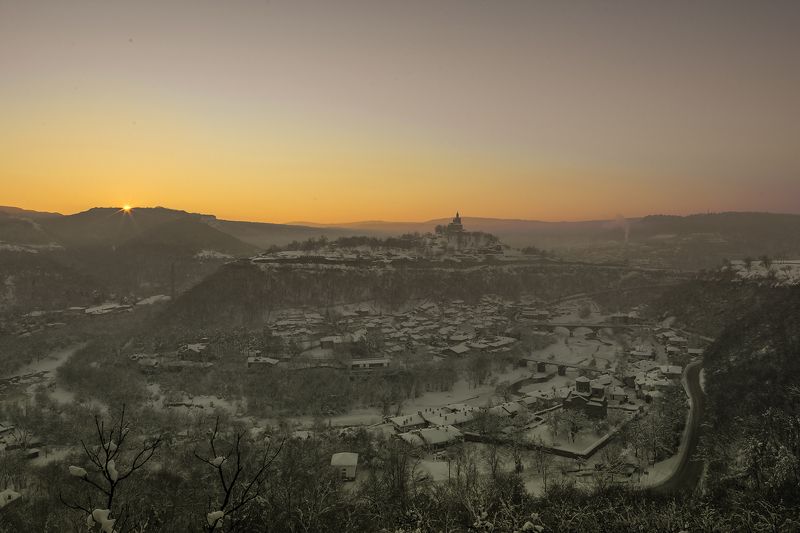 Bulgaria,Veliko Tarnovo,sunrise,winter,cold,snow,landscapes,orange,old town Восход Солнца мимо Царевец. фото превью