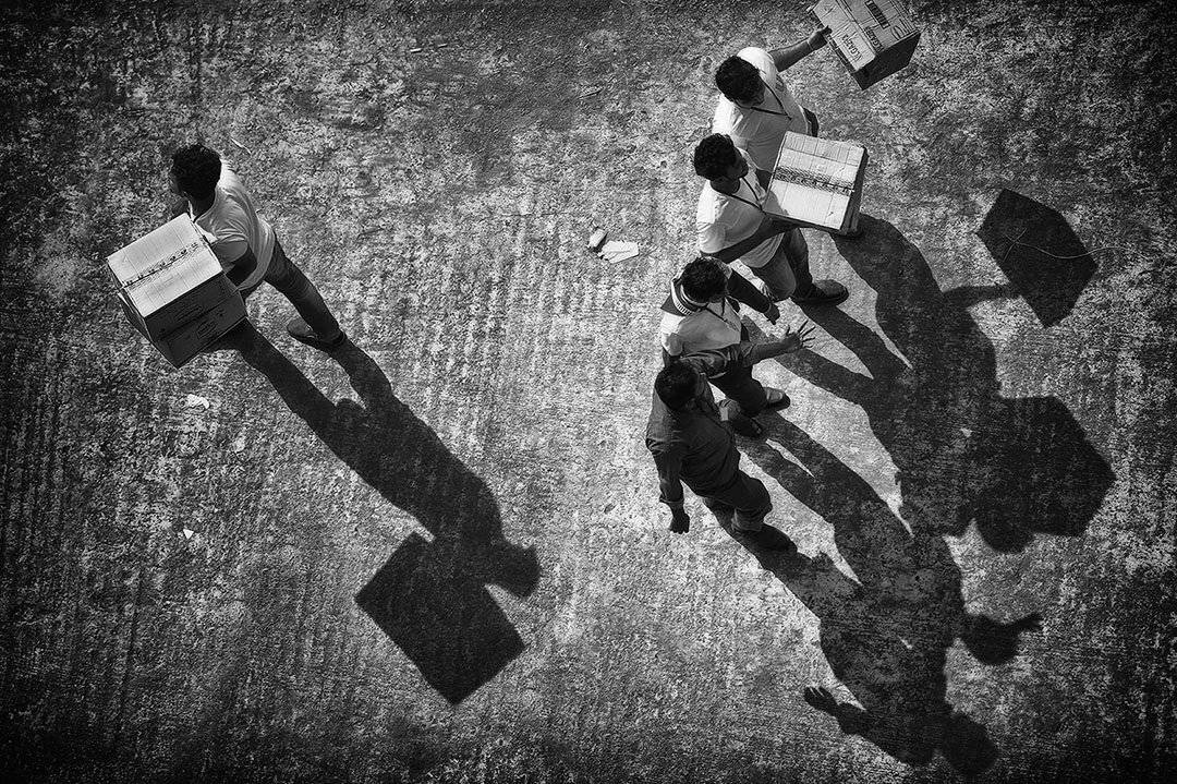 тень, ящик, коробка, вид сверху, ракурс, мужики, прохожие, ALLA SOKOLOVA