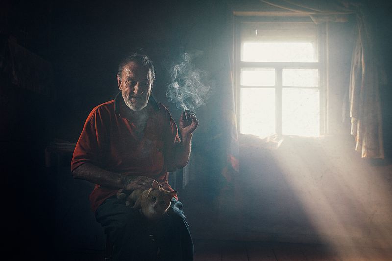portrait,smoke,портрет,свет,дым Единственный друг фото превью