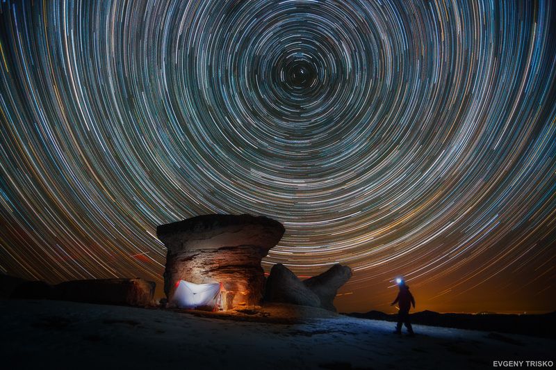 звёзды, пейзаж, ночной пейзаж, треки, звёздные треки, Эльбрус, Кавказ,  Звёздные треки над каменными «грибами» Эльбруса. 3100 м. фото превью