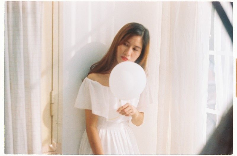 concept girl sun light yellow film outdate camera photo photography  Fuji Pro outdate 400 фото превью