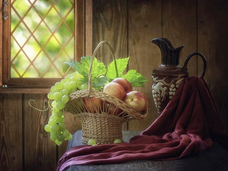 Летний фруктовый натюрморт. Автор: Ирина Приходько натюрморт, лето, фрукты, корзина, загородный дом, кувшин, художественное фото, Ирина Приходько