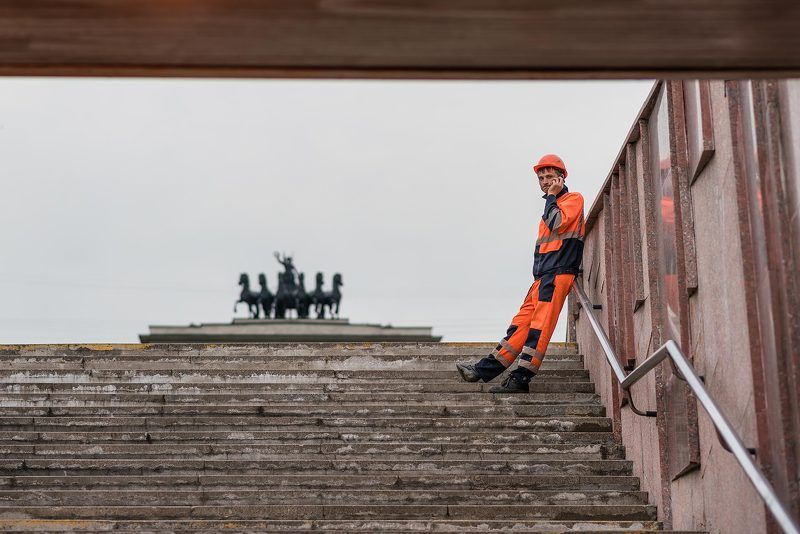 Москва, переход, гастарбайтеры,город, колесница, памятник Столица, вид снизу фото превью