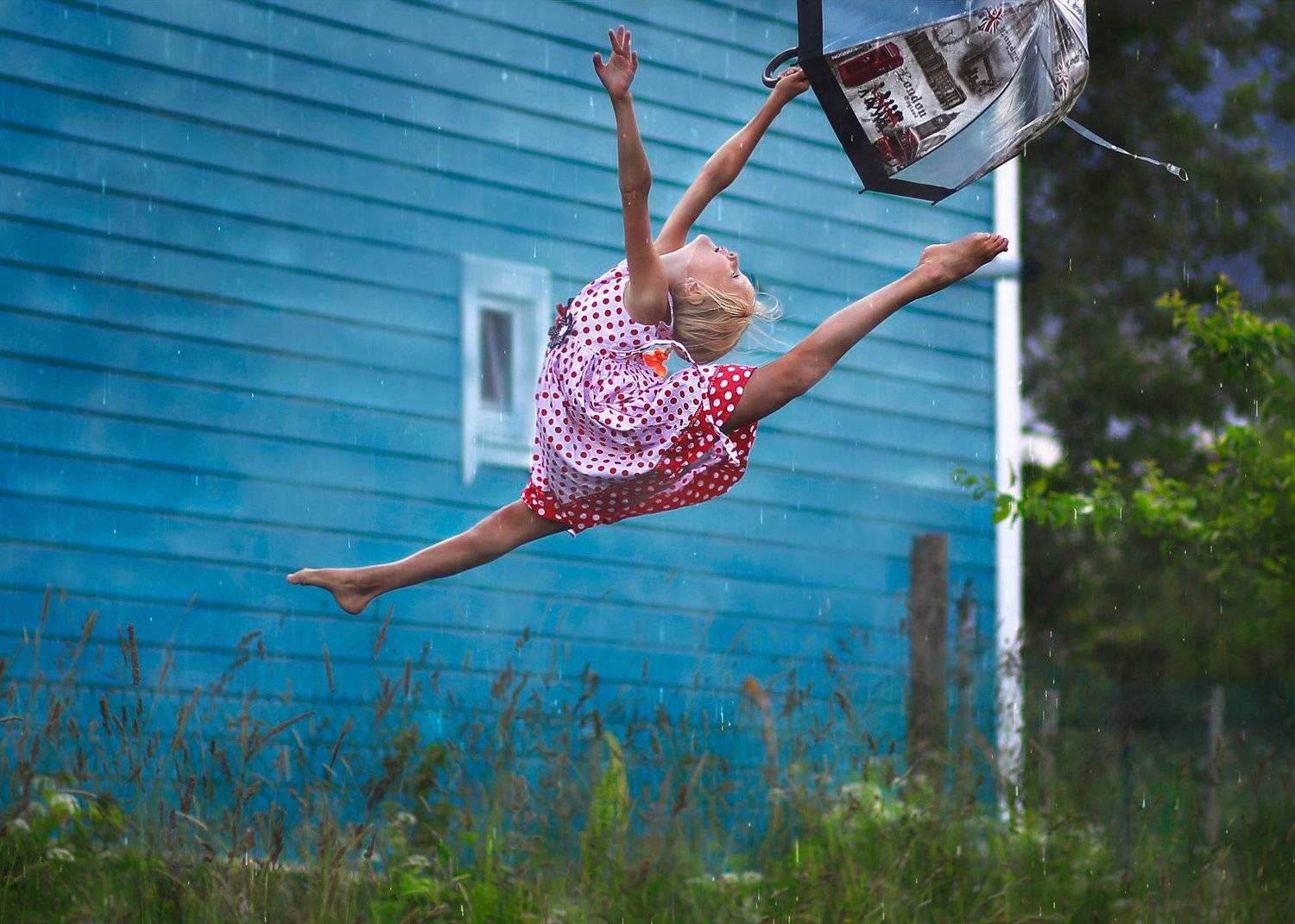девочка, портрет, жанр, жанровый портрет, цвет, лето, прыжок, движение, спорт, гимнастика, балет, танец, дождь, зонт, природа, ребенок, детство , Постонен Екатерина