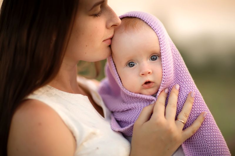 материнство, мама и малыш, малыш у мамы на руках нежность фото превью